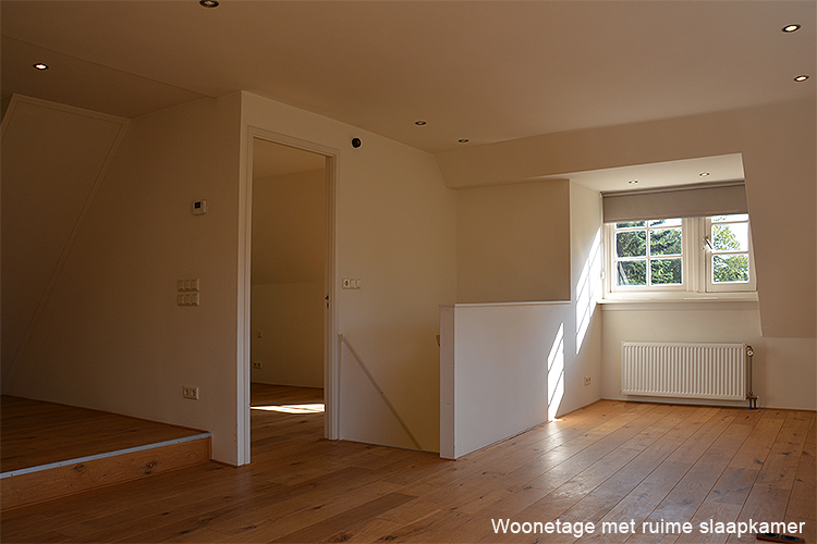 Ruime slaapkamer op de woonetage van het appartement te Laren